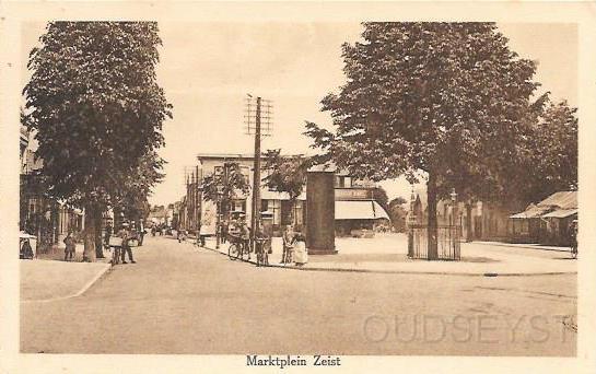 Centrum Zeist0009, Marktplein..jpg - Het Marktplein, heette vroeger met dan wel minder mooie naam ‘De Slof’aangeduid. Vroeger was hier op Donderdags de markt en was altijd verbazend druk.Gezicht op de Heuvel (Voorheuvel) en rechts achter de Wilhelminaboom de Achterheuvel (Emmastraat). Opname ?